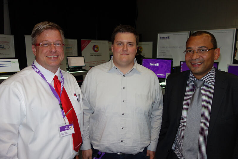 (v. l.) Dirk Riebe und Erik Anders, Securepoint, mit Daniel Akuéson, freenet AG (Bild: IT-BUSINESS)