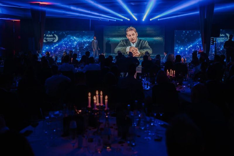 Was natürlich bei einer solchen Foto-Performance auf keinen Fall fehlen darf, ist die Feststellung von Ähnlichkeiten anwesender Gästen mit Prominenten – hier Ben Becker. (Bild: Manuel Emme Fotografie)