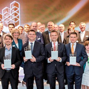 Die Protagonisten des 1. IFOY-Awards – Im Vordergrund die Vertreter der drei Gewinnerunternehmen Crown, Jungheinrich und Still, dahinter die Laudatoren und Jury-Mitglieder.