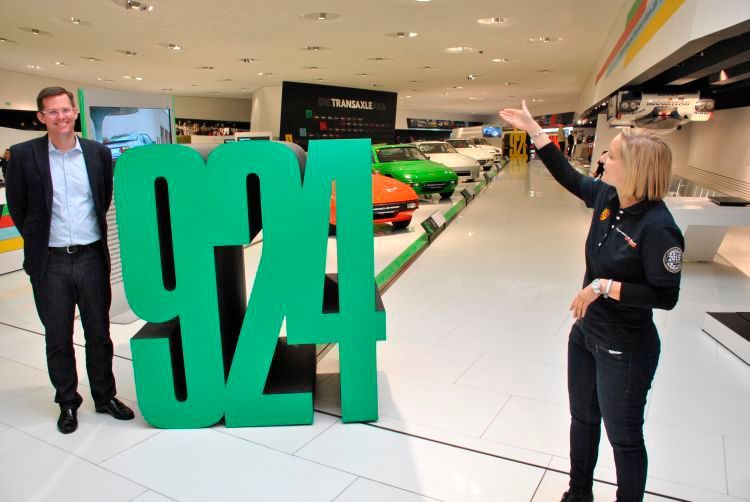 Jenny Simchen vom Porsche-Museum und Dieter Landenberger, Leiter Historisches Archiv bei Porsche, präsentieren die Sonderausstellung „Die Transaxle-Ära“. (Foto: Dominsky)