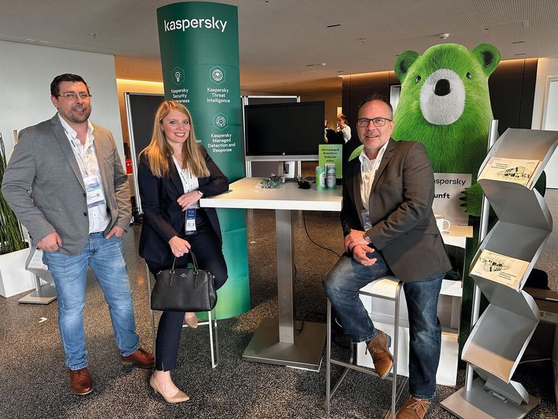 Christine Brittinger (Infinigate) mit Viktor Bergstreiser und Markus Zandt. (Bild: Vogel IT-Medien)