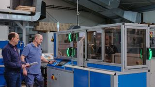 Tiepner's compact system produces ID cards made of laminated plastic, which are used as customer cards, ID cards or cheque cards, among other things. Left in the picture: Christian Höltge, Managing Director of Tiepner GmbH. (Image:Tiepner GmbH)