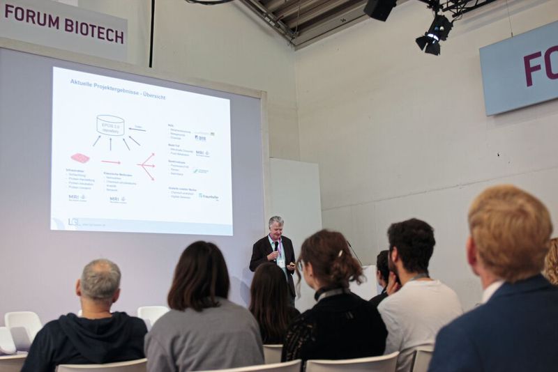 Auch das Forum Biotech begleitete die Fachmesse mit einem reichhaltigen Vortragsprogramm. So präsentierte etwa Dr. Ulrich Busch vom Bayerischen Landesamt für Gesundheit und Lebensmittelsicherheit einen Vortrag zum Thema Next Generation Sequencing. (Bild: VCG – C. Lüttmann)