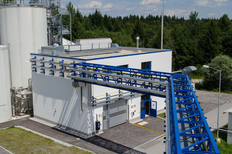Die Industriekläranlage von Roche Penzberg produziert nach Erweiterung um eine anaerobe Vorstufe und eine eigene Biogasproduktion mehr Energie als sie für die Reinigung der Abwässer aufwendet - sie ist energieautark. (Bild: Roche)