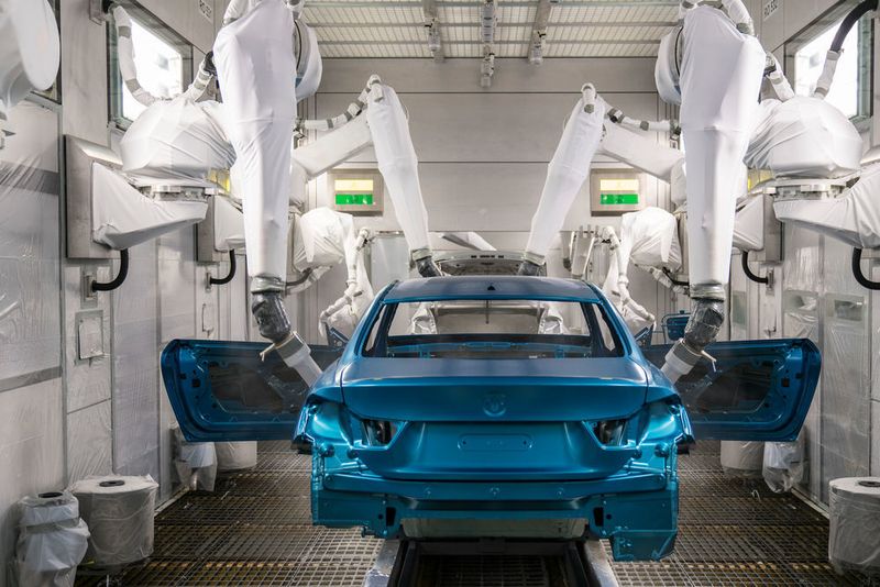 Impressionen aus der neuen Lackiererei im BMW-Werk München. (www.guenterschmied.com)