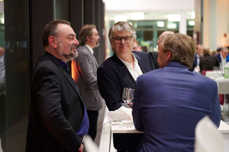 Impressionen vom ELEKTRONIKPRAXIS Frühlingsfest 2023 im Ketterer Kunst mit der Verabschiedung von Johann Wiesböck.  (Bild: © EYE AM CHRIS)