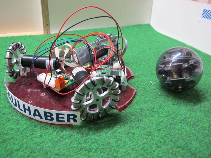 Helveticrobot, eine gemeinnützige Organisation, die Jugendliche in Robotik ausbildet, beteiligt sich seit 2009 an den Robocup-Weltmeisterschaften. (Bild: Faulhaber)