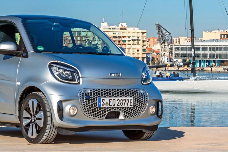 Die neue Front umfasst eine veränderte Haube sowie andere Stoßfänger und Scheinwerfer. (Smart)