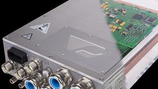 Bild 1: Der Wechselrichter VECTOPOWER ist für eine Spitzenleistung von 250 kW/350 kVA ausgelegt und kommt mit einem Bauvolumen von 10 l aus. (Bild: Mark Titz/ARADEX)