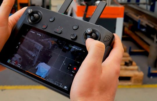 Eine Fernsteuerung durch einen Drohnenführer, wie hier abgebildet, wird mit der „Autodrohne“ nicht mehr notwendig sein. Im Forschungsumfeld funktioniert der autonome Indoor-Drohnenflug schon.(Bild:  IPH)