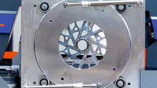 Empfindliche, weil dünnwandige Halbzeuge, wie Rohre, müssen für eine Bearbeitung besonders schonend eingespannt werden. Übliche Spannsysteme sind dafür nicht immer ideal. Deshalb gibt es jetzt dieses, am Fraunhofer-IPA neu entwickelte, adaptive Spannsystem. (Bild: IPA)