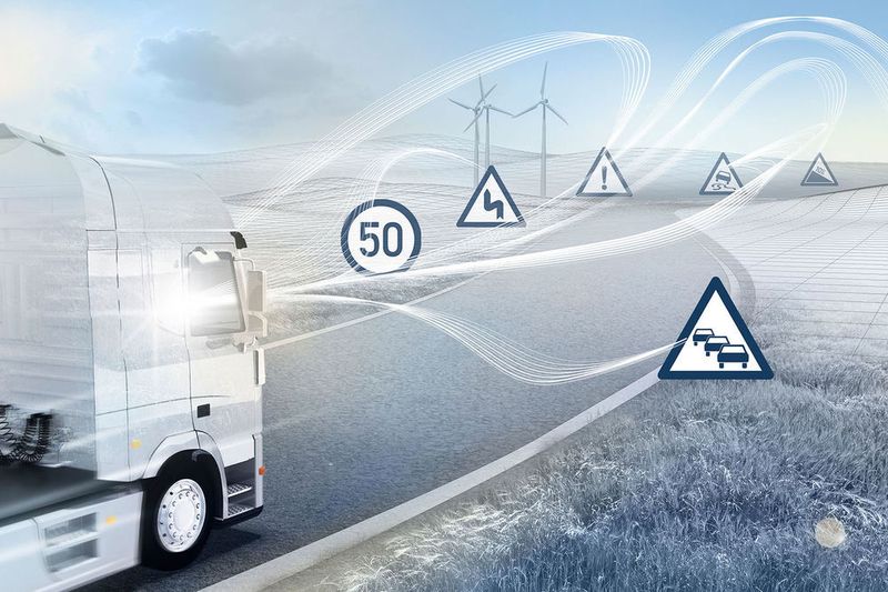 Der elektronische Horizont lernt bei jeder Fahrt dazu. Die Basis sind hochgenaue Karten mit topographischen Daten der vorausliegenden Strecke. Diese Daten werden in der Steuerung von Motor und Getriebe berücksichtigt, um eine möglichst effiziente Fahrstrategie zu wählen und den Verbrauch weiter zu senken.  (Bosch)