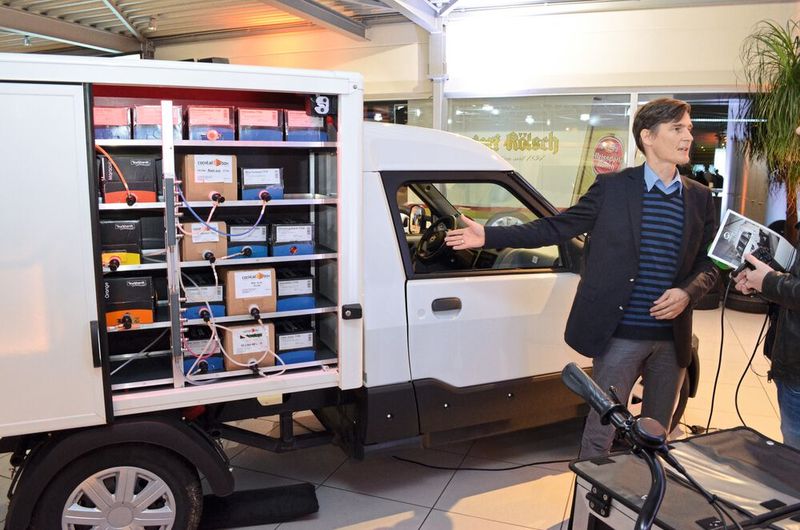 Streetscooter-Chef Achim Kampker persönlich stand für Fragen zu den Ausstellungsfahrzeugen parat. Im Bild: Ein „Work“ mit Box-Aufbau (ab 36.000 Euro), in dem verschiedene Getränkeboxen samt Zapfanlage untergebracht sind ... (Bild: Rehberg / »kfz-betrieb«)