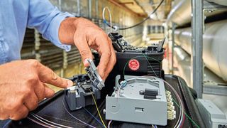 Das Fusionsspleißen ist eine LWL-Anschlusstechnik im Feld.  (Bild: Phoenix Contact)
