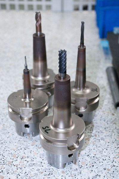 Schleifarbeiten minimiert: Der mit Wendeplatten ausgestattete Planfräser ASPVM trug wesentlich dazu bei, dass Formconsult bei MMC Hitachi Tool schnell zum Stammkunden wurde. Bild B zeigt in Schrumpffutter gespannte VHM-Werkzeuge, fertig zum Bestücken der Hermle C60U. (MMC Hitachi Tool)