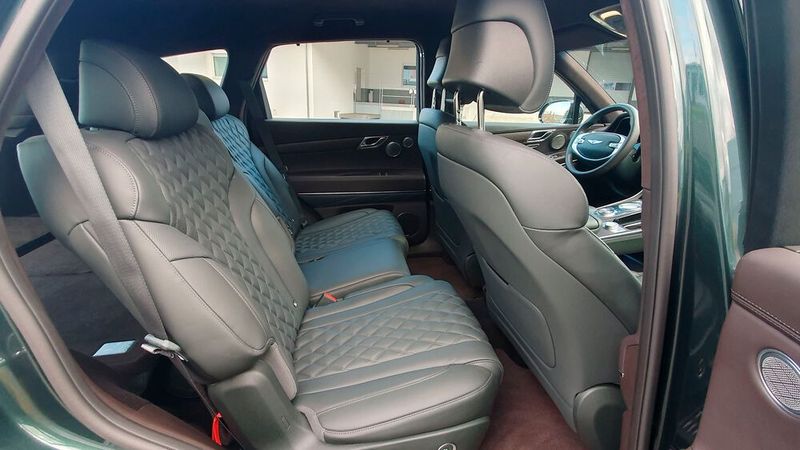 In der zweiten Reihe sitzt es sich sehr komfortabel und im Winter dank Sitzheizung auch schön mollig. Allerdings ist die Beinfreiheit nicht sehr groß für ein knapp fünf Meter langes Fahrzeug, und die Sitzfläche ist auch recht kurz. Wer vorne Platz nimmt, kann sich auf zwölffach verstellbare, auf Langstrecken sehr bequeme Sitze freuen, die allerdings nur wenig Seitenhalt bieten. Die ergonomischen Frontsitze sind beheizbar, belüftbar, und sie haben Luftkammern, die den Komfort erhöhen. (Bild: Mauritz/VCG)