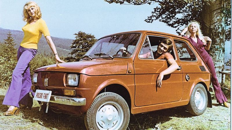 Ab 1973 wurde der Fiat 126 auch in Polen in Lizenz gefertigt. Die Polen nannten den Kleinen Maluch („Kleiner“). Er erreichte einen vergleichbaren Stellenwert und Verbreitungsgrad wie der VW Käfer in der BRD. Obwohl diese Fahrzeuge im Ostblock produziert wurden, waren sie nie in der DDR erhältlich. (Bild: Fiat)