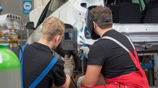 Nicht jedes moderne mechanische Fügeverfahren lässt sich im Fall einer Karosseriereparatur mit werkstatttauglichen Mitteln nachvollziehen. (Bild: ProMotor)