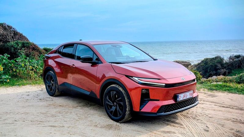 Als Zielgruppe für den vollelektrischen C-HR+ sieht Toyota sowohl Privatkunden als auch dienstwagenberechtigte Mitarbeiter. (Bild:  Mauritz – VCG)
