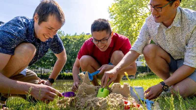 Sand mag einfach erscheinen, doch er ist eines der schwierigsten Materialien der Natur, wenn es darum geht, ihn zu modellieren. Die Studienautoren am ISTA. Von links nach rechts: Professor Chris Wojtan, PhD-Student Yi-Lu Chen und Postdoc Mickaël Ly. (Bild:  ISTA)