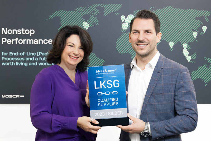 Mosca-CEO Simone Mosca nimmt aus der Hand von Ideas-&-More-Geschäftsführer Christian Hutter die LkSG-Auszeichnung seiner Unternehmensberatung entgegen.