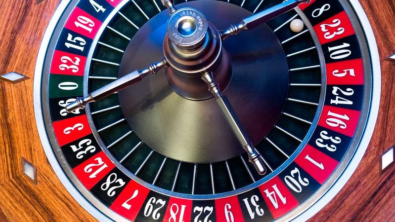 KI erhöht das Tempo von Phishing und Deepfakes, doch Security wird kein Roulettespiel, wenn CISOs Zero Trust, identitätsbasierte Kontrollen und erklärende Trainings fest verankern.(Bild:  frei lizenziert /  Pixabay)