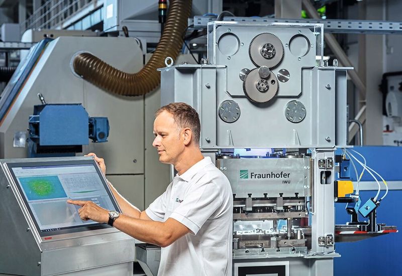 Retrofit von Maschinen – hier eine Umformmaschine – steigert deren Effizienz ohne hohe Investitionskosten berücksichtigen zu müssen. Auch das ist ein Schritt, um ältere Bestandsanlagen für moderne KI-Funktionen bereit zu machen. (Bild: Fraunhofer IWU / D. Hanus)