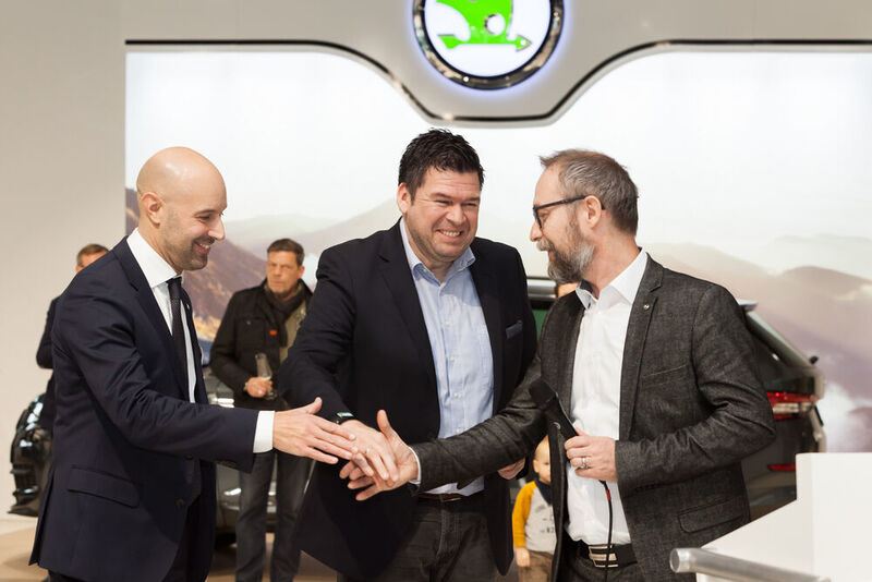 Zum Neubau gratulierte Michael Günther (re.), Leiter der Skoda-Vertriebsorganisation in Deutschland. (Hardenberg-Gruppe)