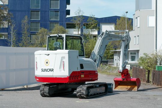 Neuer 6-Tonnen-Elektrobagger mit höherer Batteriekapazität der Suncar AG (Bild:  Suncar AG)