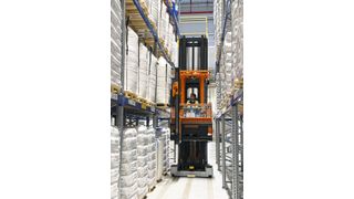 Die zwei errichteten Logistikhallen sind speziell auf die Lagerung von PVC-Produkten und Polypropylen-Kunststoffgranulaten sowie Gefahrstoffen ausgelegt. (Bild: Greiwing)