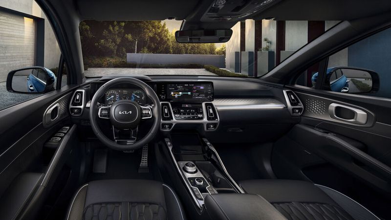 Das Interieur ist luftig, die Ausstattung wertig. Die getestete Topversion Platinum zeichnet sich unter anderem durch bequeme Nappa-Ledersitze aus. (Bild: Kia)