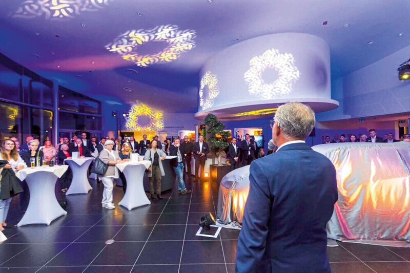 Burkhard Weller begüßte auf der Eröffnungsfeier des Lexus-Forums Dortmund die geladenen Gäste. (Wellergruppe)