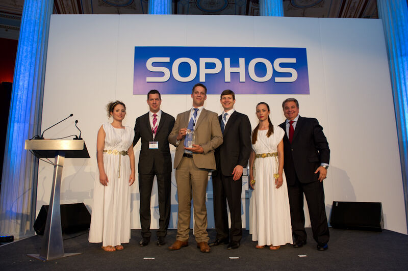 Sophos Newcomer of the Year 2013 ist NextiraOne Austria (v. l.): Ralf Haubrich (VP CEEMEA Sophos), Mario Rys (Solution Designer NextiraOne Austria), Kris Hagerman (CEO Sophos), Mike Valentine (SVP Worldwide Sales Sophos)  (Bild: Sophos)