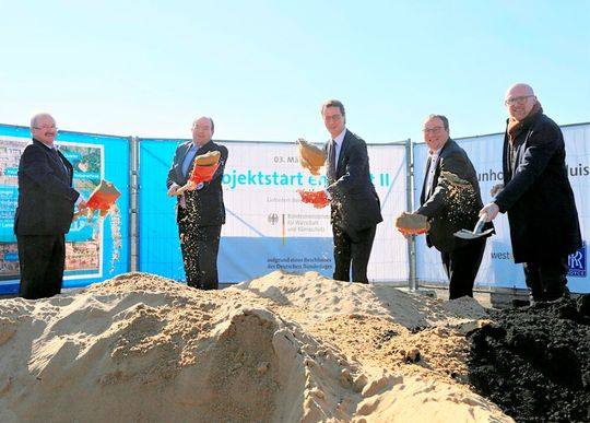 Wasserstofflogistik gestartet! Von links: Präsident der Fraunhofer-Gesellschaft Professor Reimund Neugebauer, Duisport-CEO Markus Bangen, NRW-Ministerpräsident Hendrik Wüst, der parlamentarische Staatssekretär im Bundesministerium für Wirtschaft und Klimaschutz Oliver Krischer, nebst Sören Link, dem Oberbürgermeister der Stadt Duisburg, beim Spatenstich zum DGT. (Bild:  Duisport / Krischerfotografie)