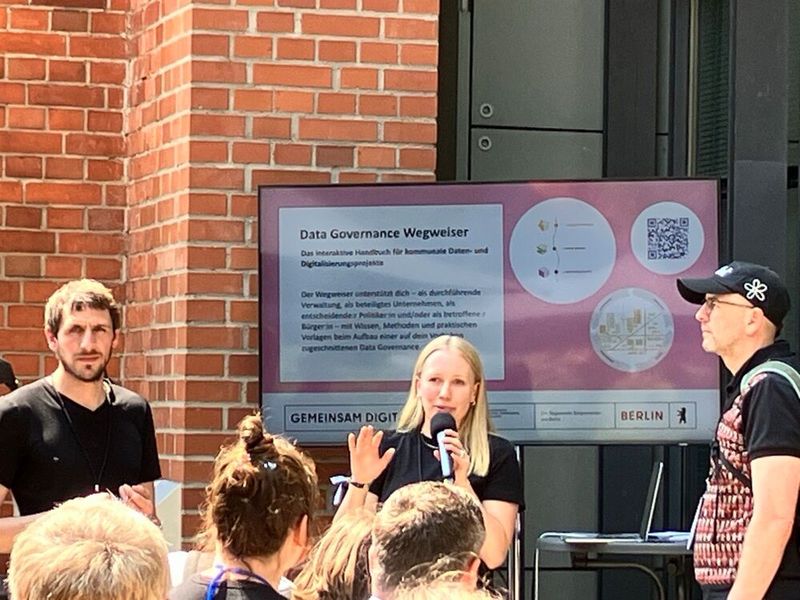 Wie das Ziel zu erreichen ist, erklärten Dr. Maurice Stenzel, Wissenschaftlicher Koordinator, und Alexandra Auer, Wissenschaftliche Mitarbeiterin beim Humboldt-Institut für Internet und Gesellschaft.  (Bild: Serina Sonsalla / Vogel IT-Medien)