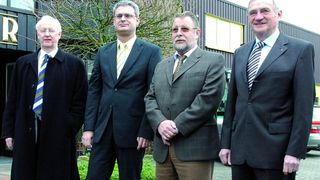 Zuverlässige Partner (v. l.): Marketingchef der Mitsubishi Caterpillar Forklift Europe bv Graham B. Lovatt, Degener-Geschäftsführer Uwe Lucht und Eckard Löh sowie Firmengründer Ludger Jans Degener.Bild: Unruh (Archiv: Vogel Business Media)