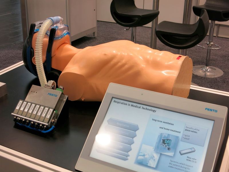 Für Kunden in der Medizintechnik entwickelt und produziert Festo, einbaufertige Systemlösungen nach Maß. Produkte von Festo werden unter anderem in medizinischen Geräten für die Beatmungstherapie eingesetzt, wie an diesem Modell zu sehen ist. (Bild: Reinhardt)