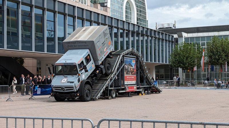 Wer Mut hatte und schon immer mal in einem sitzen bzw. wissen wollte, was so ein Unimog alles kann, dem bot sich vor Halle 9 eine prima Gelegenheit. (Bild: Dominsky – VCG)