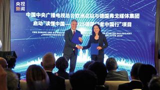 Gunther Schunk (l.), Director Public Relations der Vogel Communications Group, und Qiudi Jiang, CMG Europe bei der Unterzeichnung des MoU am 11. November in München. (Bild: Vogel Communications Group)