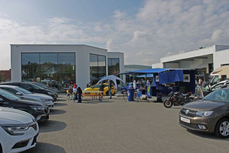 Gutes Wetter am Eröffnungswochende lockte... (Autohaus Echterstrasse)