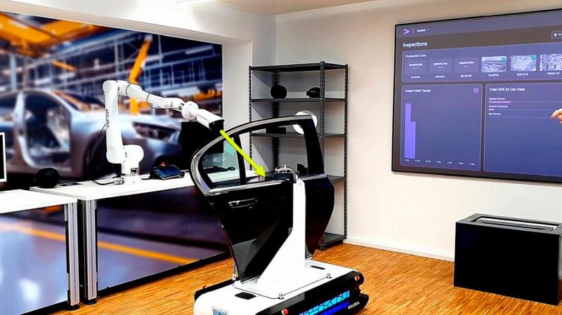 Hier fährt der weiße Service-Roboter mit der High-Res-Kamera näher an das Problem heran: Er attestiert eine fehlende Schraube am Lautsprecher innerhalb der Tür. (Bild: Harald Karcher)