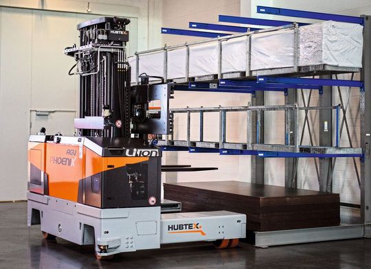 Das im März 2019 eröffnete Kundenservicecenter von Hubtex bietet eine schöne Bühne für Produktdemos – wie hier bei der Vorführung des weltweit ersten vollautomatisierten Elektro-Mehrwege-Seiten- staplers „PhoeniX AGV“. Das im März 2019 eröffnete Kundenservicecenter von Hubtex bietet eine schöne Bühne für Produktdemos – wie hier bei der Vorführung des weltweit ersten vollautomatisierten Elektro-Mehrwege-Seiten- staplers „PhoeniX AGV“.