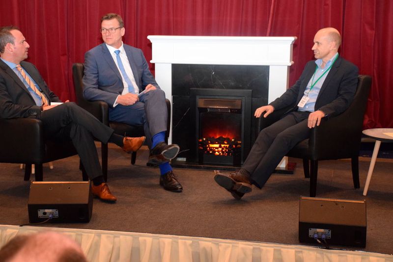 Auch Matthew Whittall (r.), Vorstand Innovation Group, beantwortete die Fragen von Robert Paintinger (m.) und Christian Simmert, Twin Media. (Wenz)