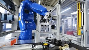 Zu den Kernkompetenzen von Weiss gehört die Projektierung von komplexen robotergestützten Montage- und Prüfstationen für die gefertigten Kunststoffbauteile. (Bild: Weiss Illertissen)