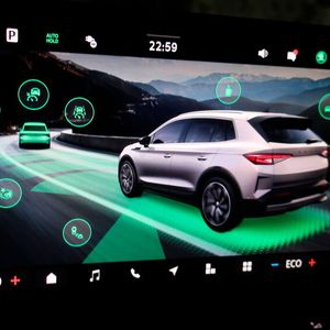 3. Die Technik: Über den 13 Zoll großen Infotainment-Bildschirm lässt sich das Auto steuern. Im getesteten Elroq war die ganze Armada an Assistenzsystemen verbaut, die man aus dem Konzern kennt. Auch die Batterie lässt sich darüber gut überwachen – und die Maximalladung zur Batterieschonung leicht mit wenigen Wischern über den Touchscreen nach Bedarf und Notwendigkeit begrenzen.(Bild:  Grimm – kfz-betrieb)