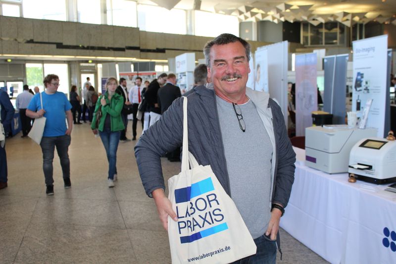 Besucherstimmen der Lab-Supply Leverkusen 2019 Volker Röhring, Betriebsleiter bei Steag in Duisburg „Man wird im Laufe der Jahre manchmal ein wenig betriebsblind. Hier auf der Lab-Supply kann ich mir einen Überblick verschaffen, was es so für neue und interessante Dinge in der Instrumentellen Analytik gibt. Einige Geräte in unserem Labor sind eben doch schon älter. Zwar sind die Systeme der Anbieter recht stabil und langlebig, sodass wir da jahrelang Freude dran haben, aber irgendwann braucht man Ersatz.“  Die nächste Lab-Supply ist am 13. Juni 2019 in Berlin. Weitere Infos zu den kommenden Lab-Supply-Messen finden Sie auf www.lab-supply.info. (Bild: C. Lüttmann, LABORPRAXIS)