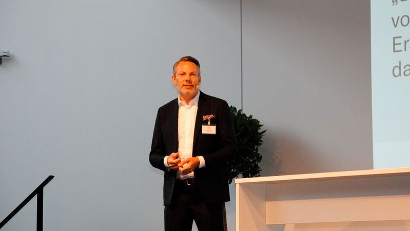Der ehemalige Beresa-Manager Thomas Ulms startete die Automotive Business Days 2022 mit dem klaren Auftrag an seine Führungskollegen und die ganze Branche: Alte Gewissheiten gelten nicht mehr.(Bild:  Simon – »kfz-betrieb«)