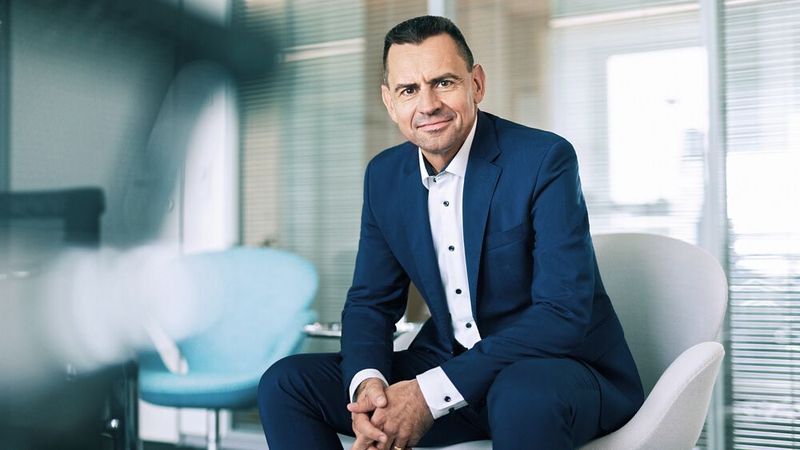 Weniger Modellvarianten, aber kein kompletter Verzicht auf Fahrzeugkonfigurationen: Volkswagen-Vertriebsvorstand Martin Sander (im Bild) will mit verschiedenen Weichenstellungen für Einsparungen beim Hersteller sorgen.(Bild:  Volkswagen AG)