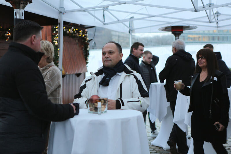 Auf dem Weihnachtsmarkt konnten die Teilnehmer bei herzhaften Snacks und warmen Getränken weiter netzwerken. (ComTeam)