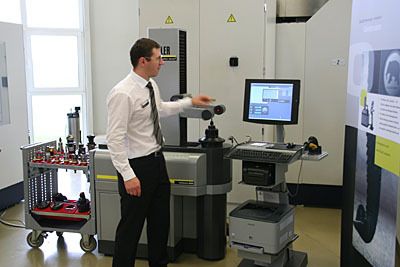 Wie komfortabel Werkzeuge heutzutage voreingestellt werden können, demonstrierte Andreas Fendrik, Vertriebsprofi der E. Zoller GmbH & Co. KG, Mossautal. (Archiv: Vogel Business Media)